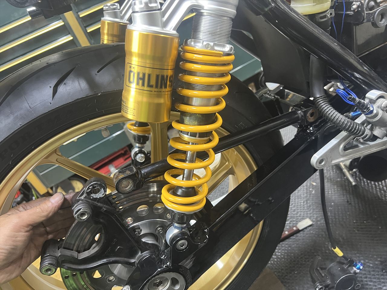 Z1000J1 A.Y様 ワイドホイールフィッティング トルクロッド逃げ加工