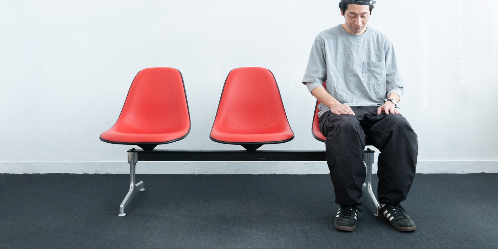 ハーマンミラー タンデムシート・ビニールレザーレッド（USED