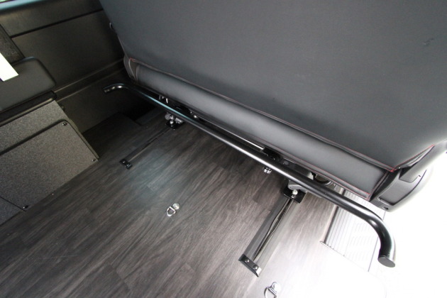 バイク積載に重宝する純正シートを利用したタイヤストッパー