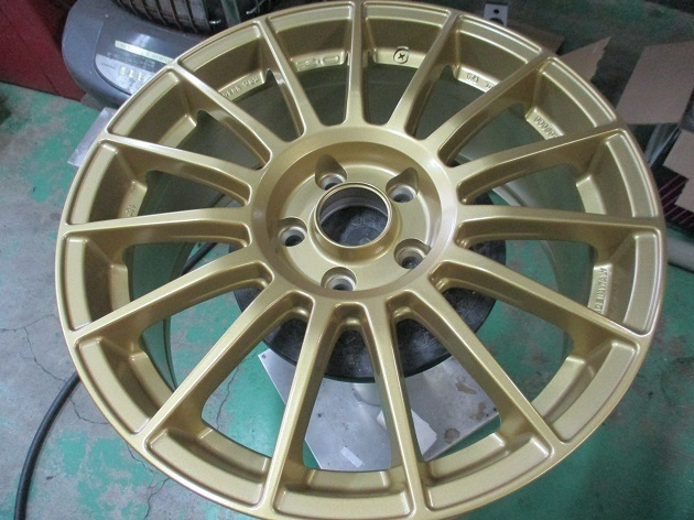 新品のOZスーパーツーリズモLMをゴールド塗装＆文字入れ塗装｜アルミ