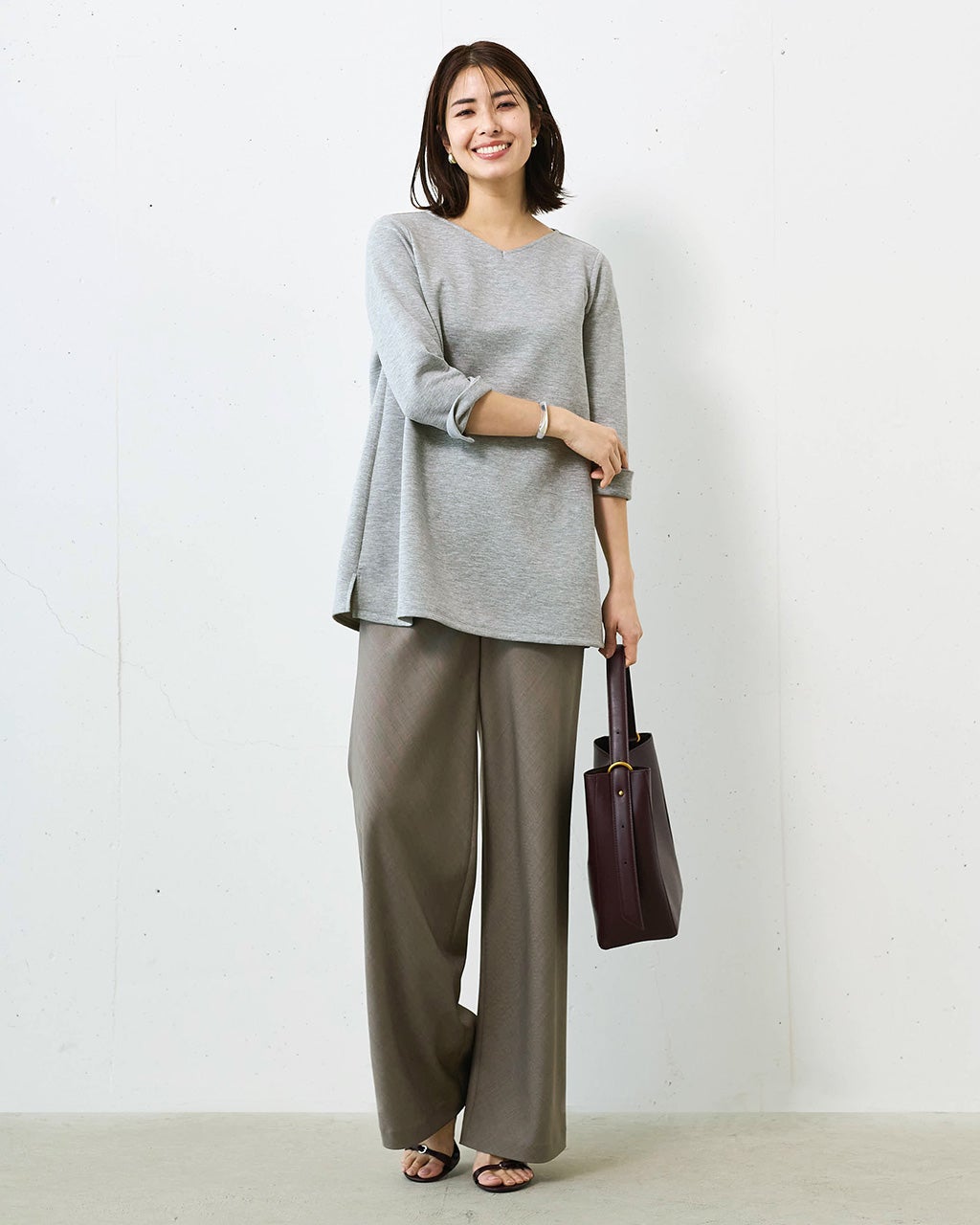 ライトダンボールニット・浅Vフレアトップス/DoCLASSE