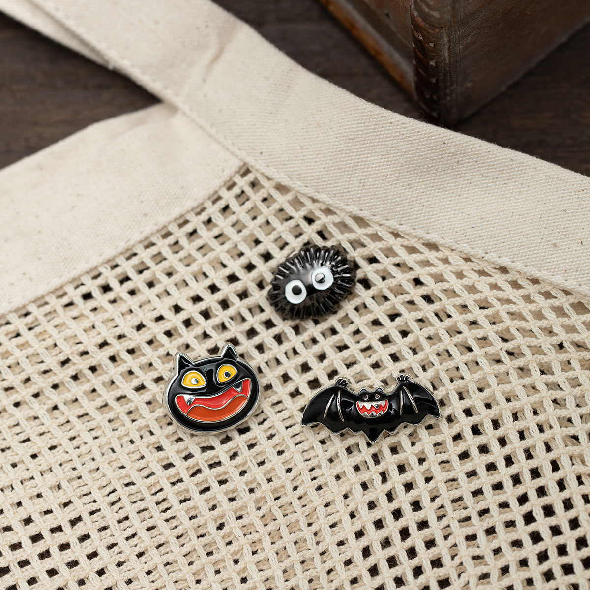 GBL】となりのトトロ デザインピンバッジ マックロクロスケ | どんぐり