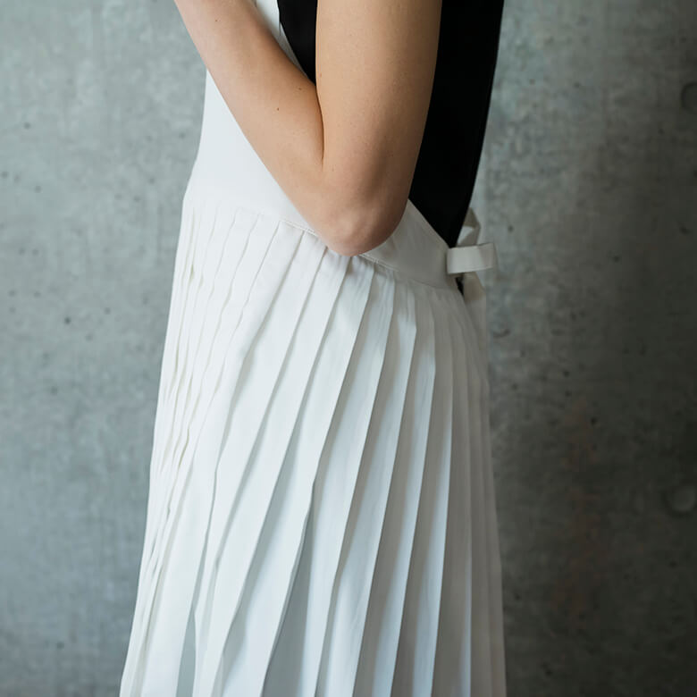 DEAN＆DELUCA×BEAMS COUTURE プリーツエプロンドレス ホワイト | DEAN