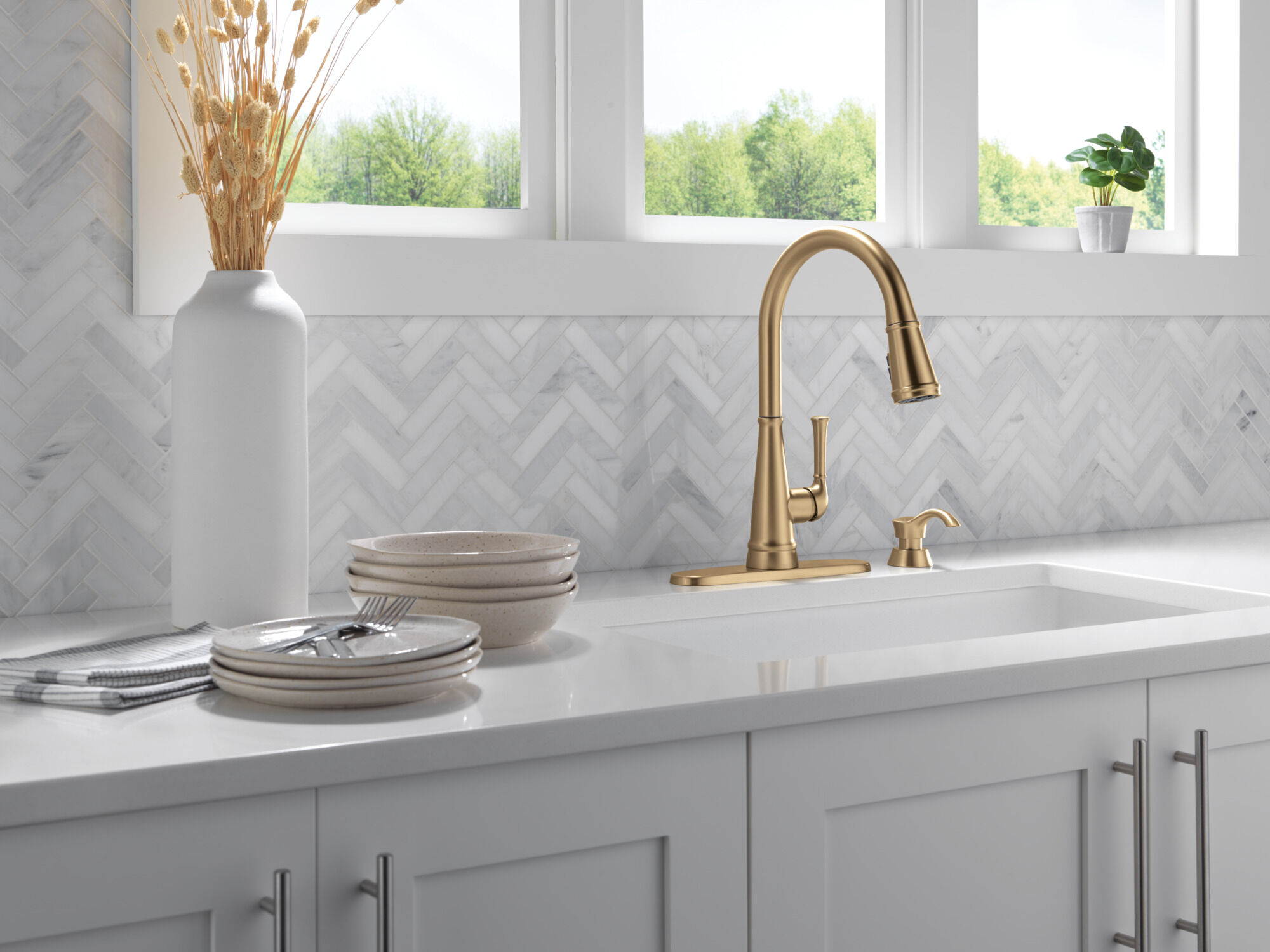 Single Handle Kitchen Pull-Down Faucet w/ Soap Dispenser in