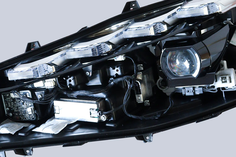 カローラクロスの最新型ヘッドライトを分解して分かったこと