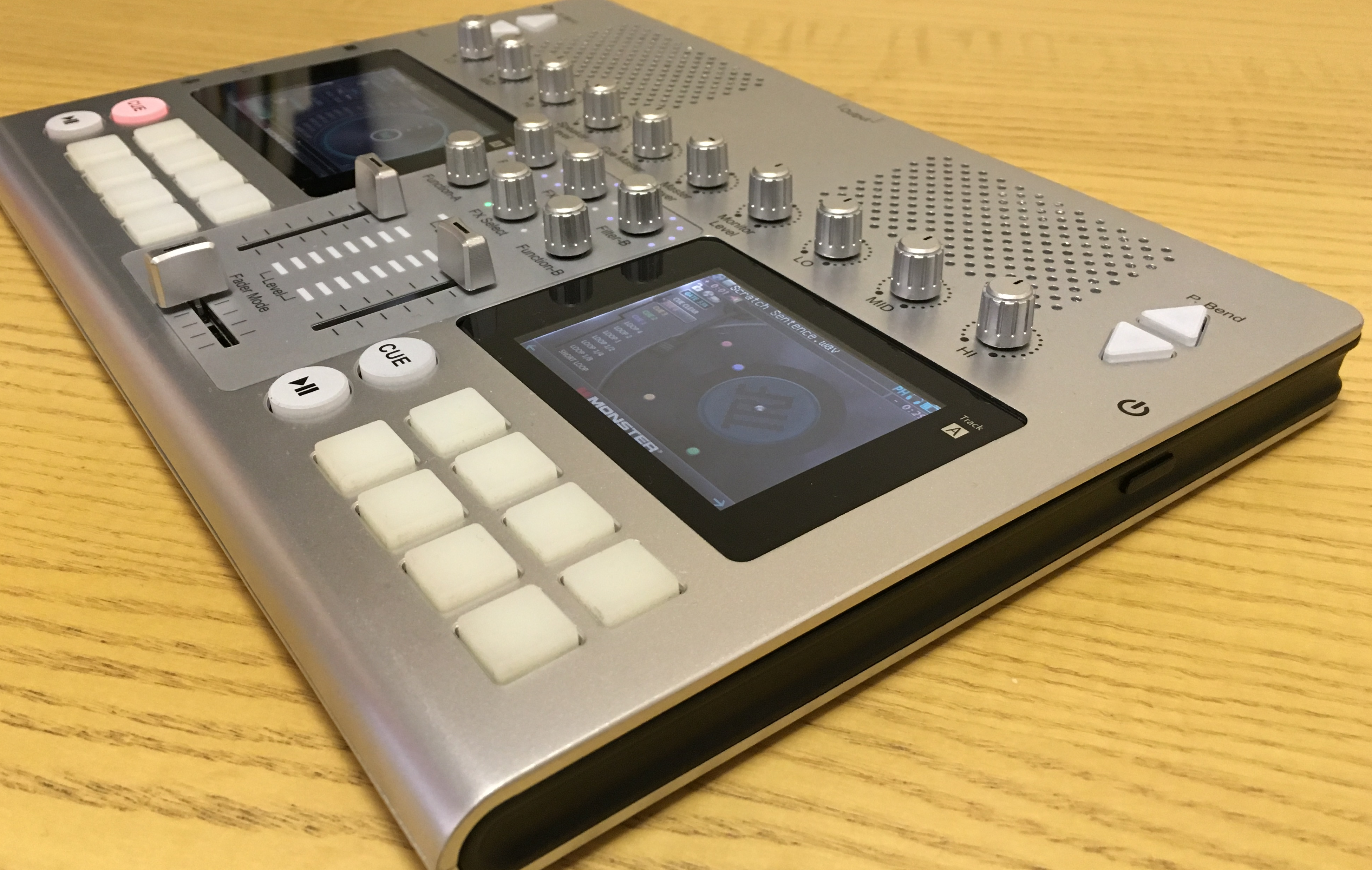 仙台の5人のベンチャーが開発した小型デジタルDJ機が秀逸！より高機能