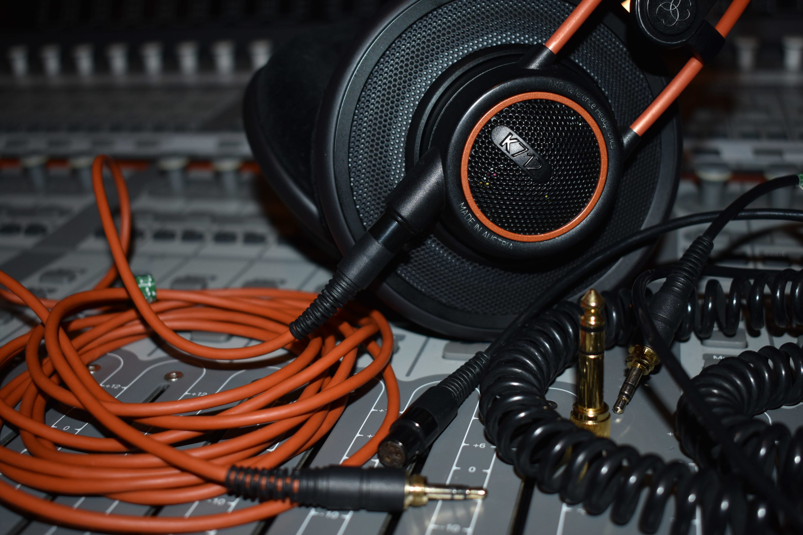 モニター環境をレベルアップさせるAKGのハイエンドなモニター