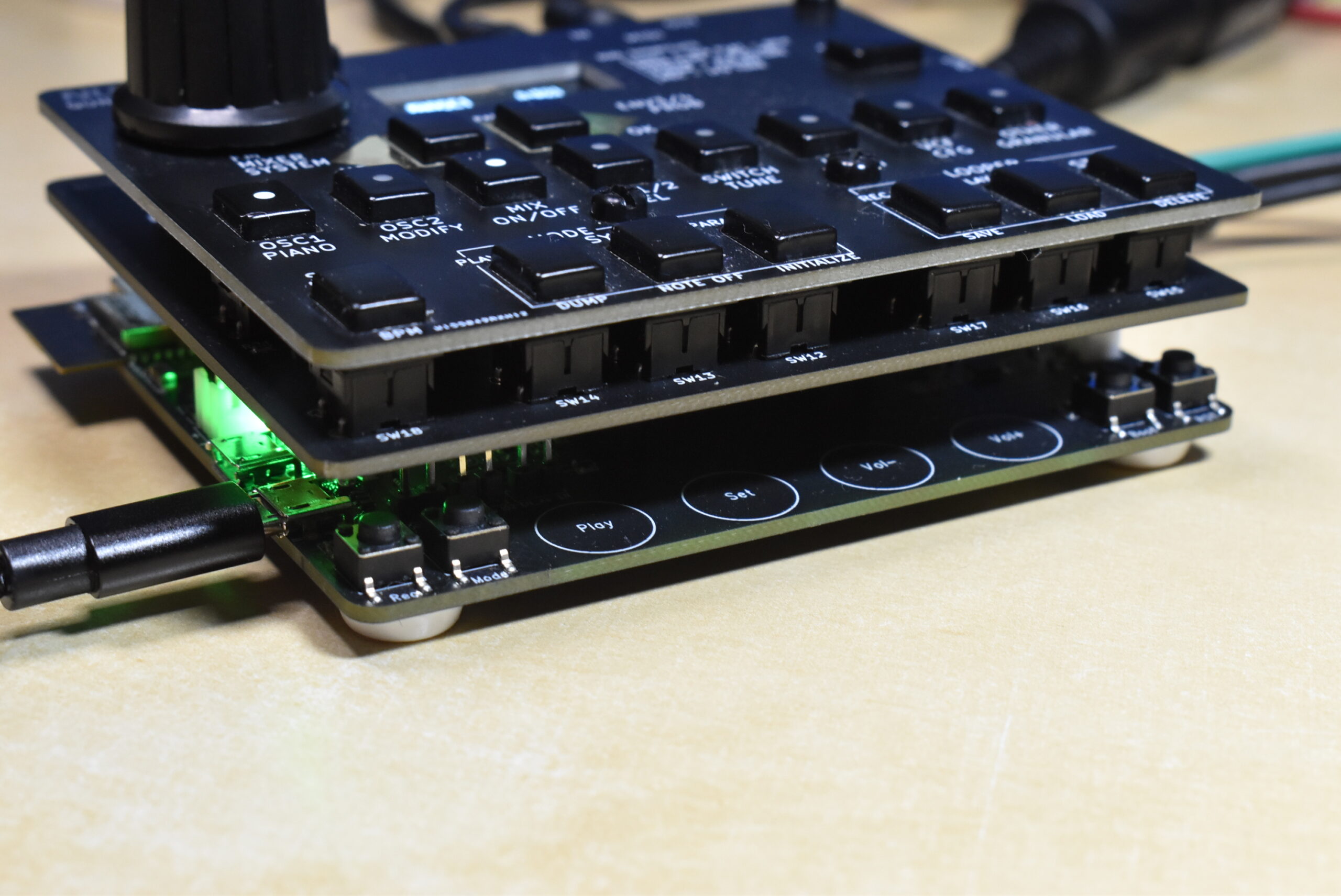 小さなガジェット型シンセ、NUNOMO QUN mk2はシーケンサ、ルーパー