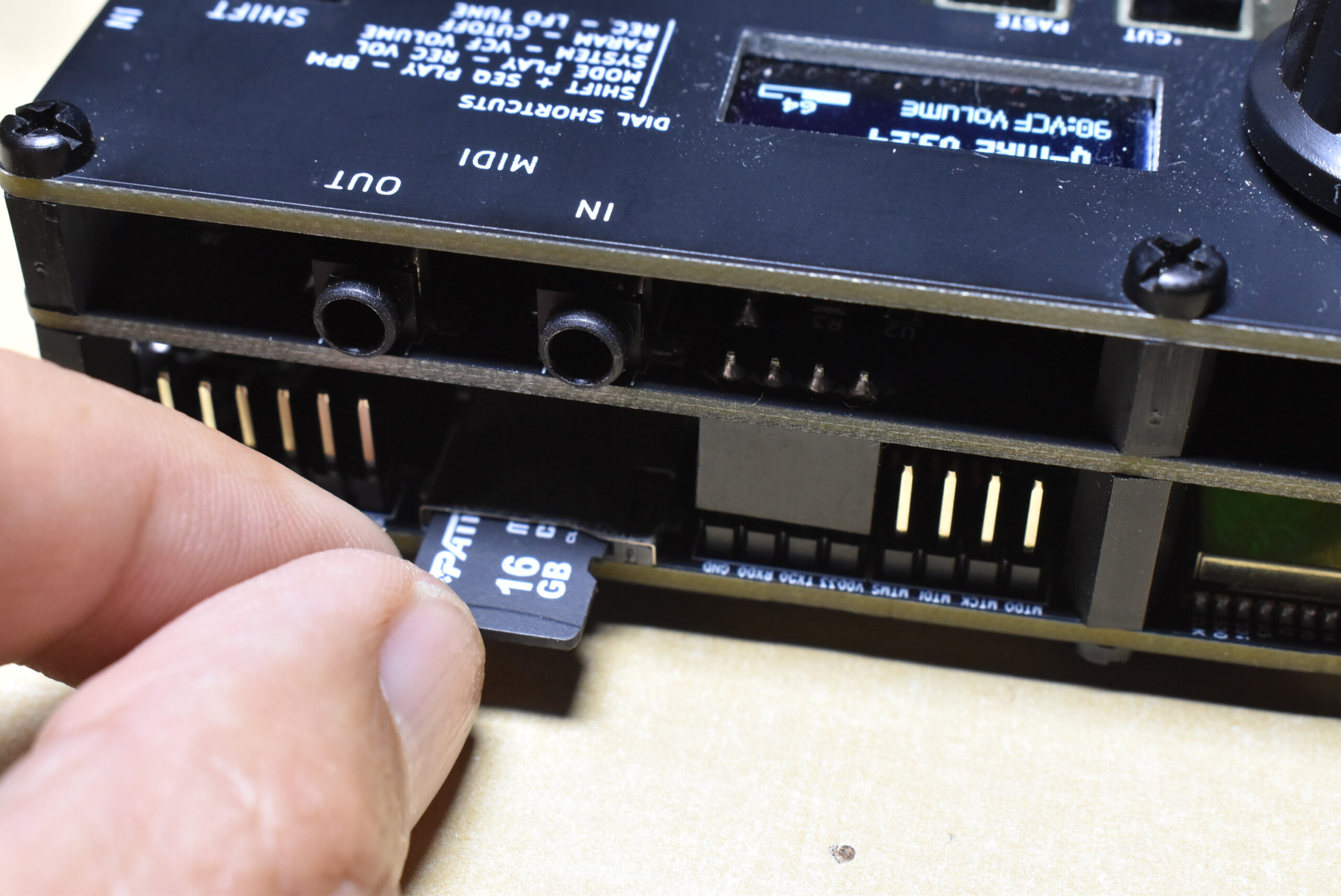 小さなガジェット型シンセ、NUNOMO QUN mk2はシーケンサ、ルーパー