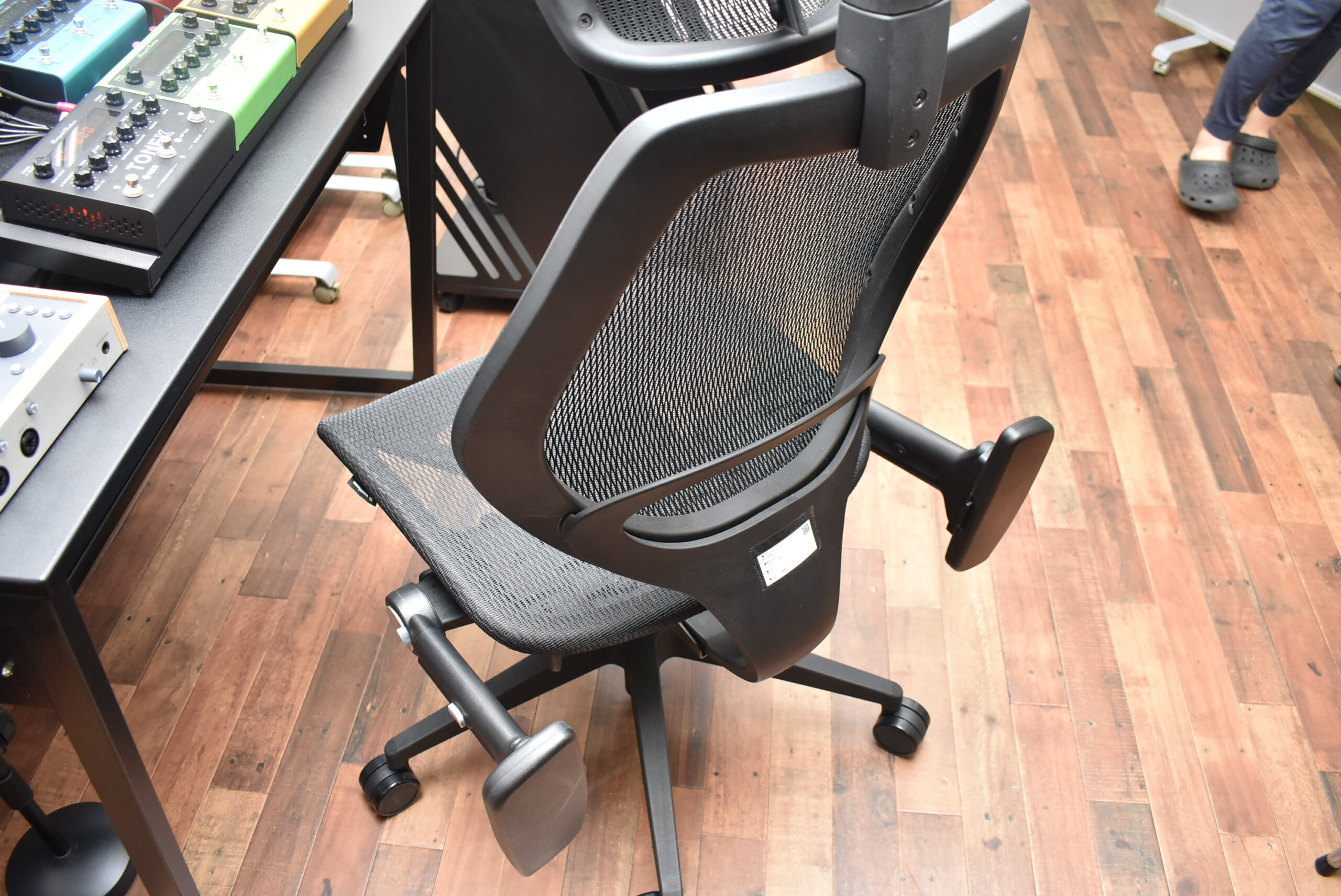 DTMチェアの決定版！アームレストが倒れるコスパ最強オフィスチェア