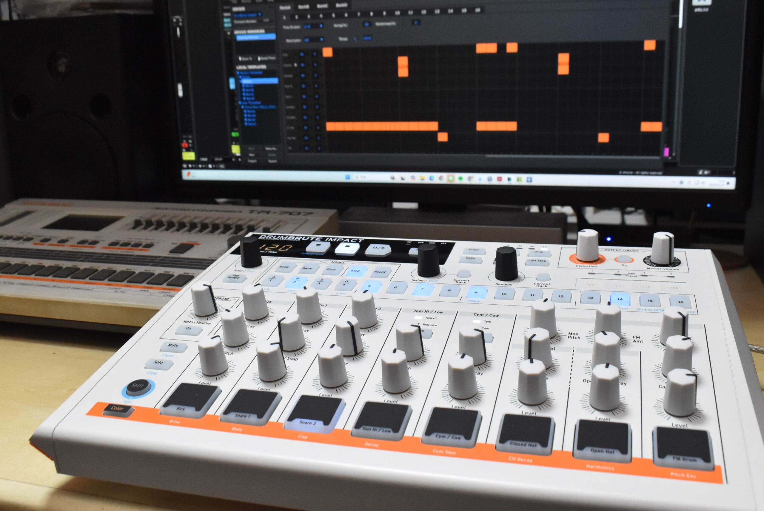 ArturiaがTR-707風デザインの完全アナログドラムマシン、DrumBrute