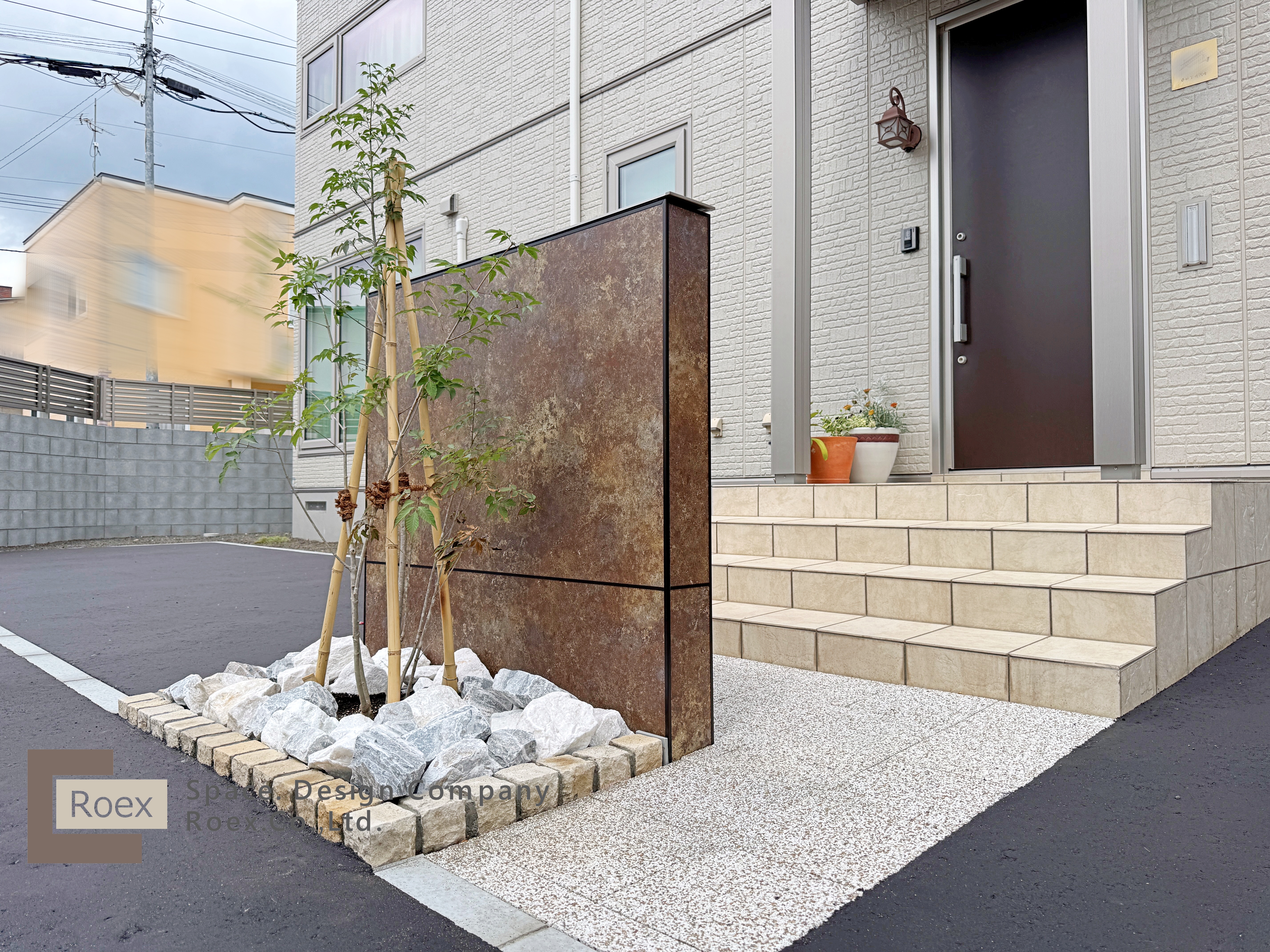 札幌市 西区 セキスイハイム ナチュラルな門柱周り – 札幌近郊の