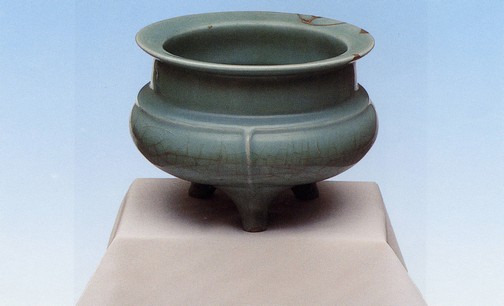弥彦村文化財・砧青磁袴腰大香炉