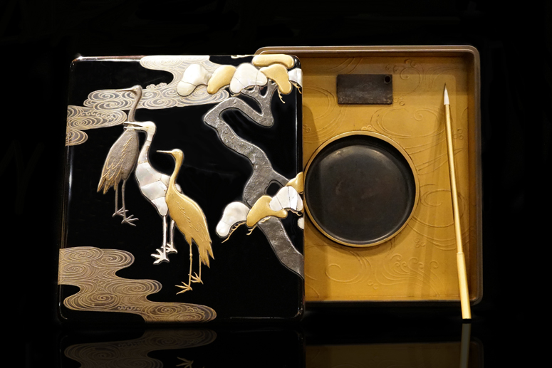 雲野松鶴螺鈿蒔繪鐵打出硯箱＿ 難得一見‧ 書道‧ 硯箱‧ 鐵打出一見藝術