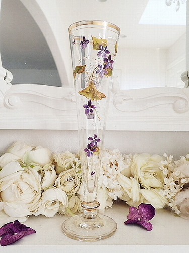 エナメル絵付け スミレのクリスタルフラワーベース - 薔薇と天使の