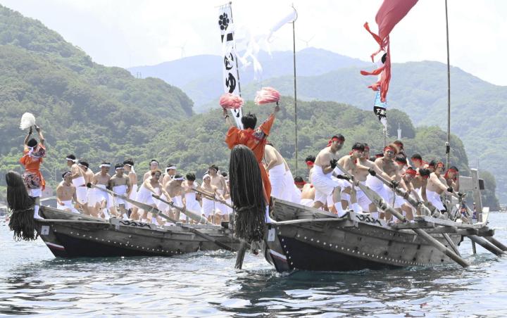 住民や高校生ら力合わせ「和船競漕」 宇和島津島の夏祭り行事｜愛媛