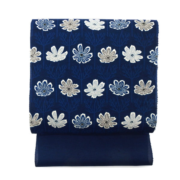 越後上布の着尺の白は、武村小平さんの帯の藍で着こなす「極上の夏着物