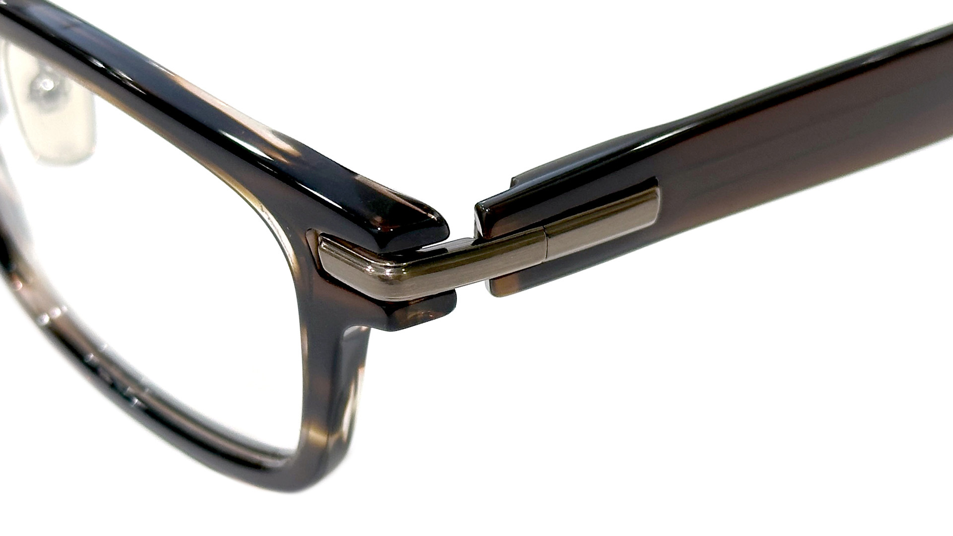 ビルトイン構造採用のエッジィなネオプラスチックフレーム「NPM-147