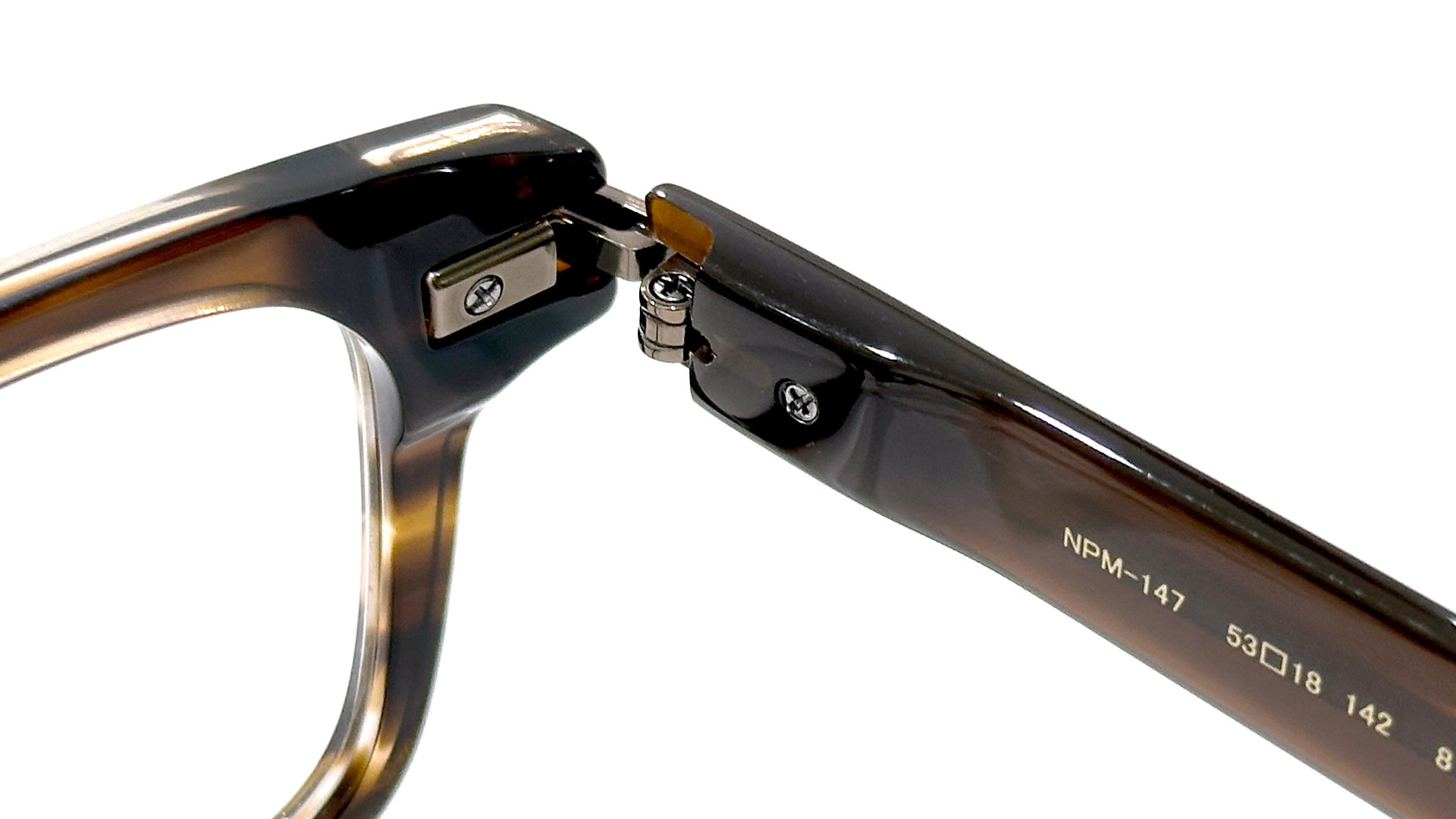 ビルトイン構造採用のエッジィなネオプラスチックフレーム「NPM-147