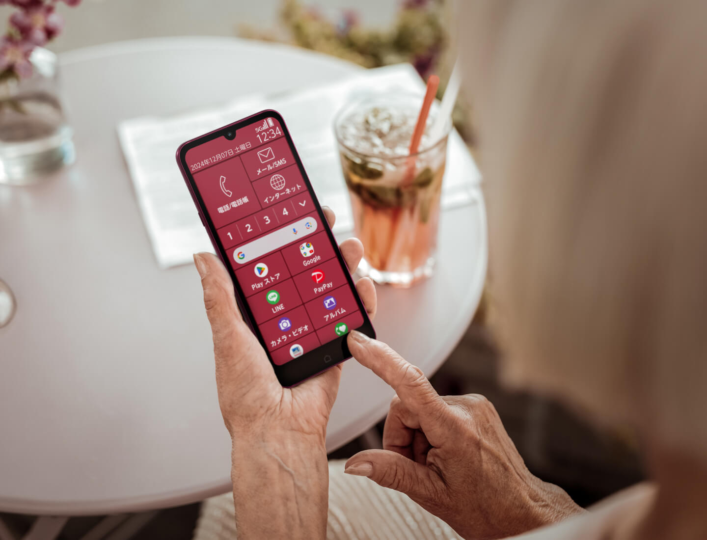 らくらくスマートフォン a：製品紹介 | FCNT合同会社