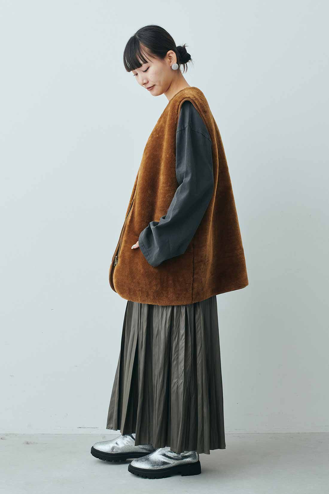 MEDE19F リバーシブルフェイクファーベスト〈アンバーブラウン