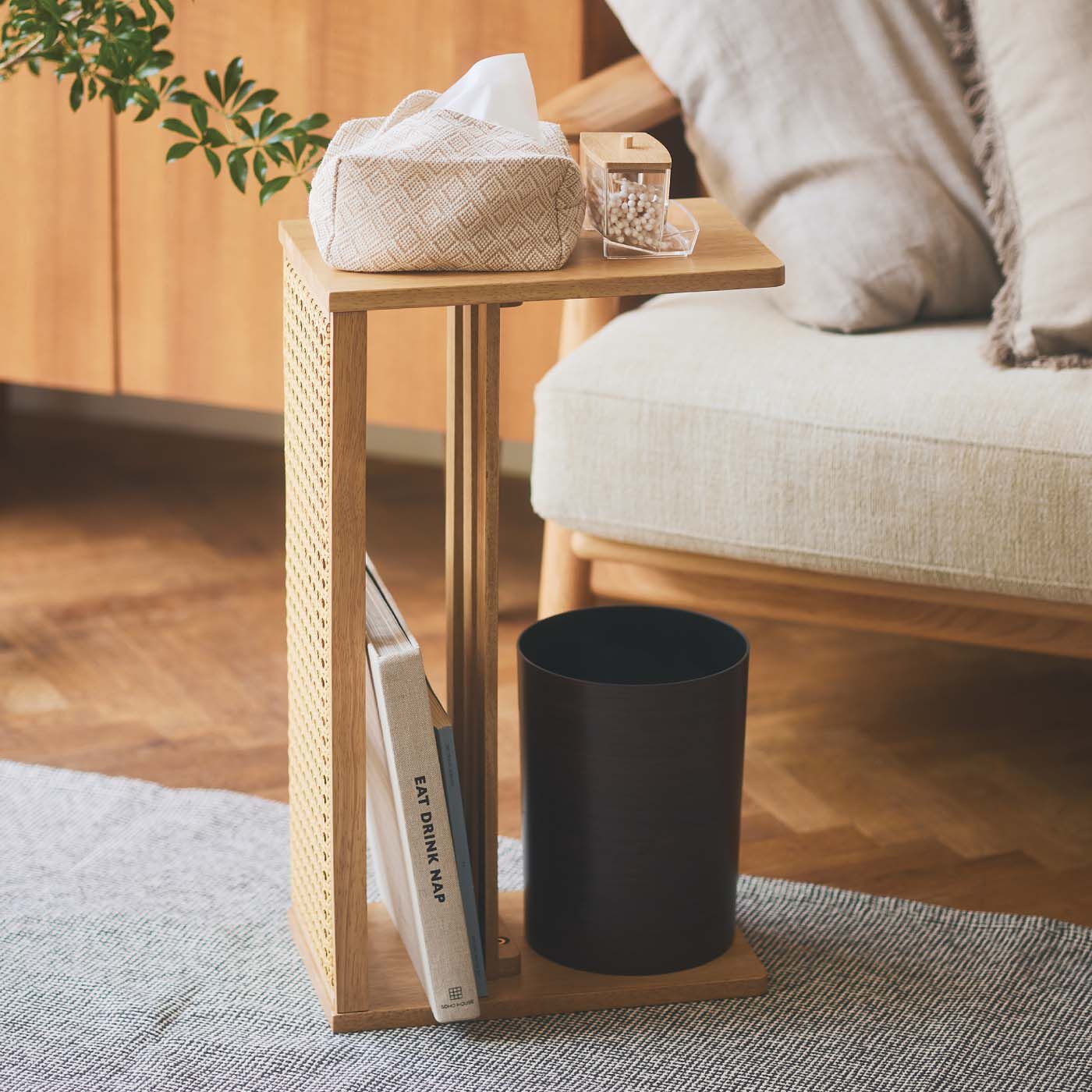 am＆be ソファやベッドに差し込める ラタン風透かし編みサイドテーブル