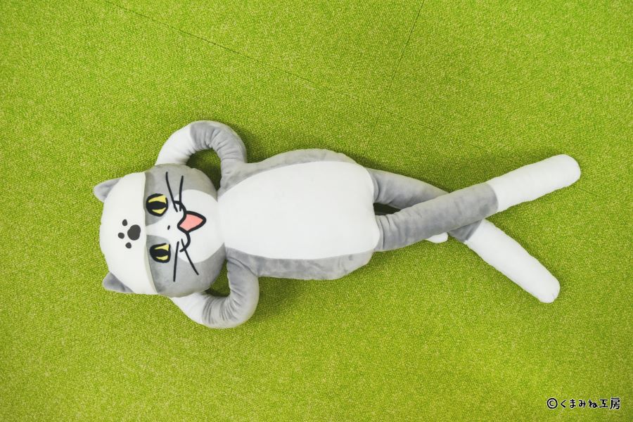 SNSで大人気『仕事猫』より、ロングぬいぐるみがプライズで登場