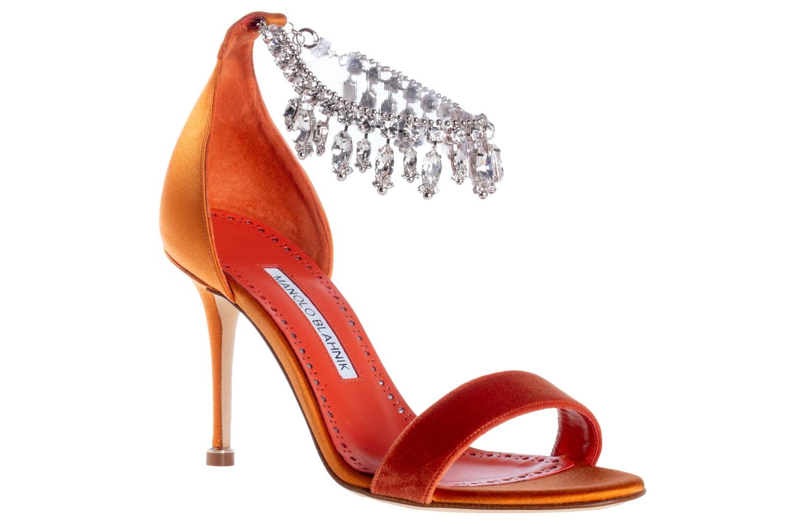 マノロ ブラニク“東ローマ帝国”着想シューズ、クリスタルフリンジ輝く