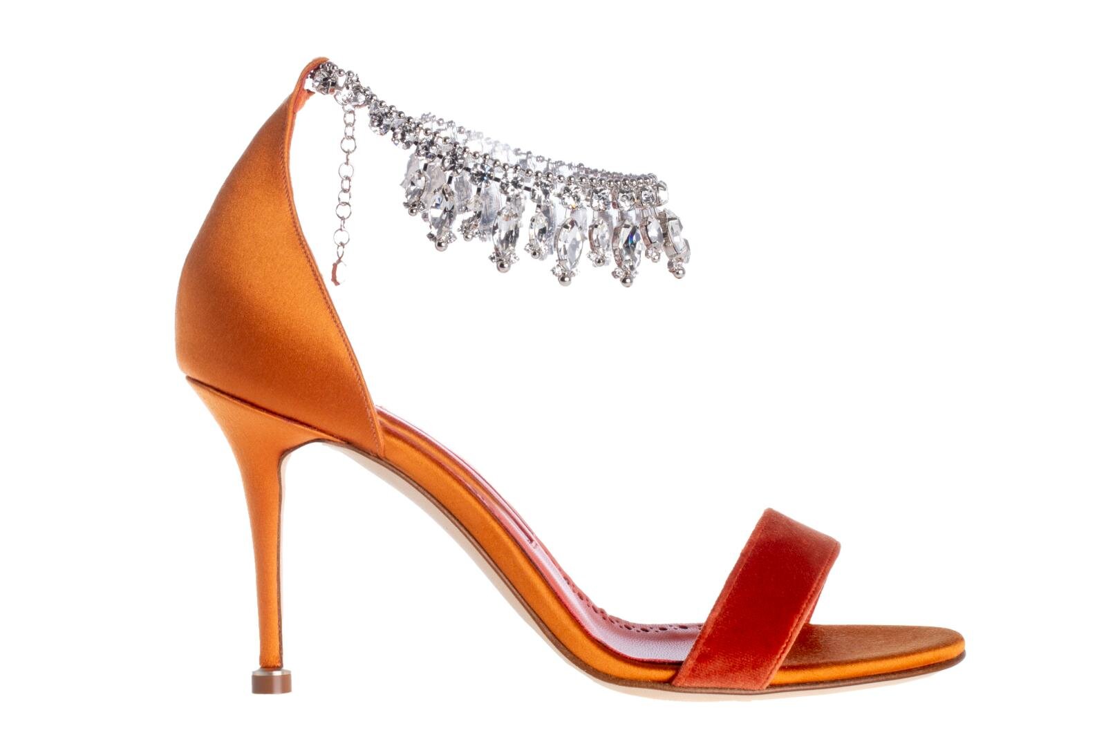 マノロ ブラニク“東ローマ帝国”着想シューズ、クリスタルフリンジ輝く