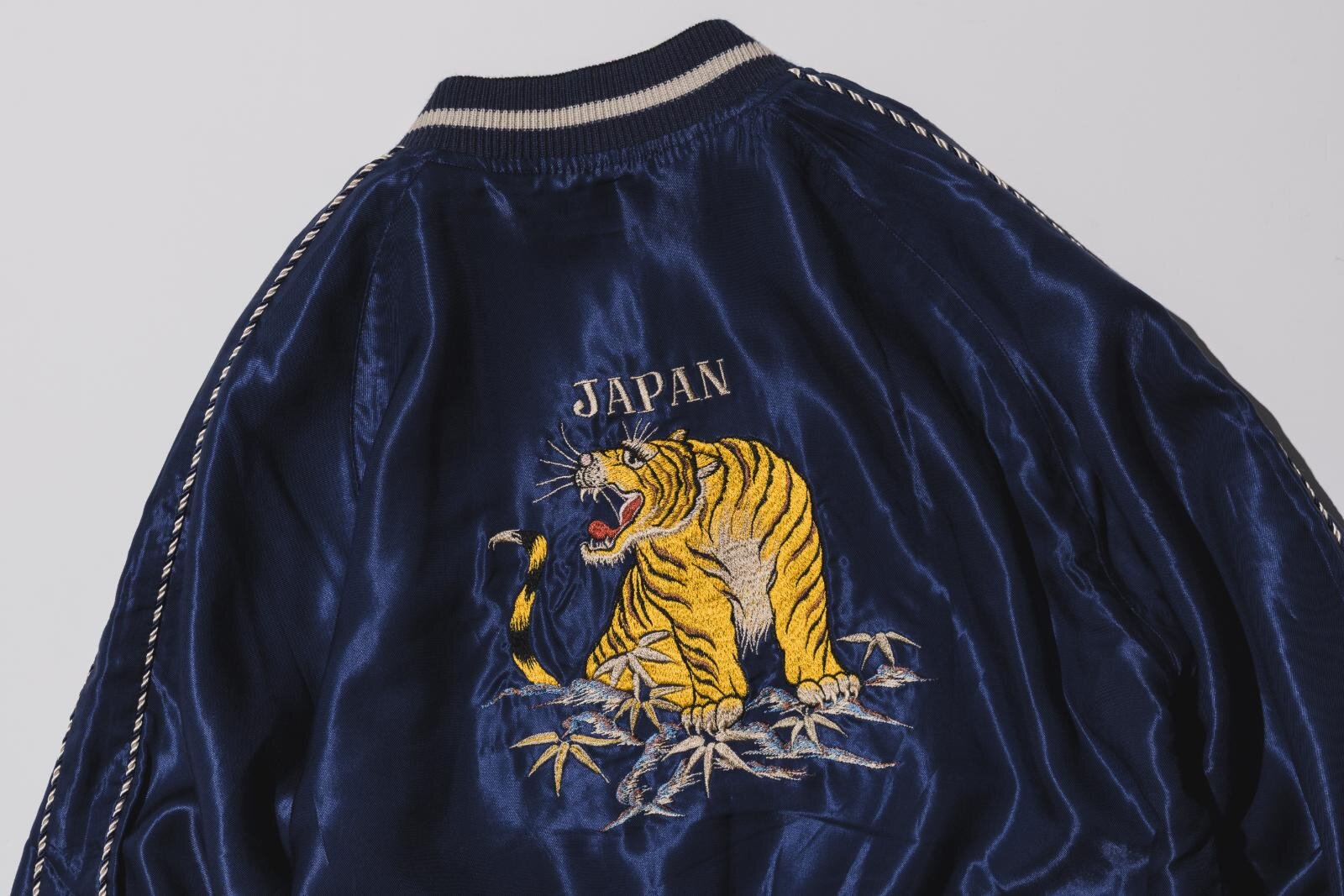 テーラー東洋×ビームス ボーイのスカジャン、背中の“虎”刺繍を50％縮小