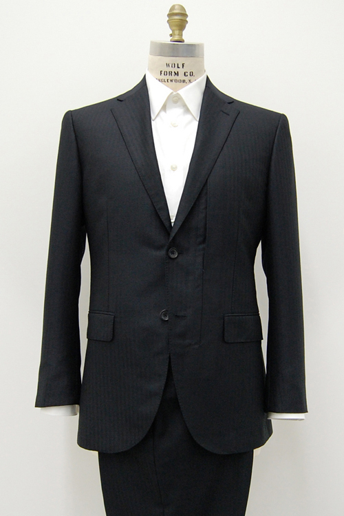 イッセイ ミヤケ(ISSEY MIYAKE)からトラディショナルなビジネススーツ