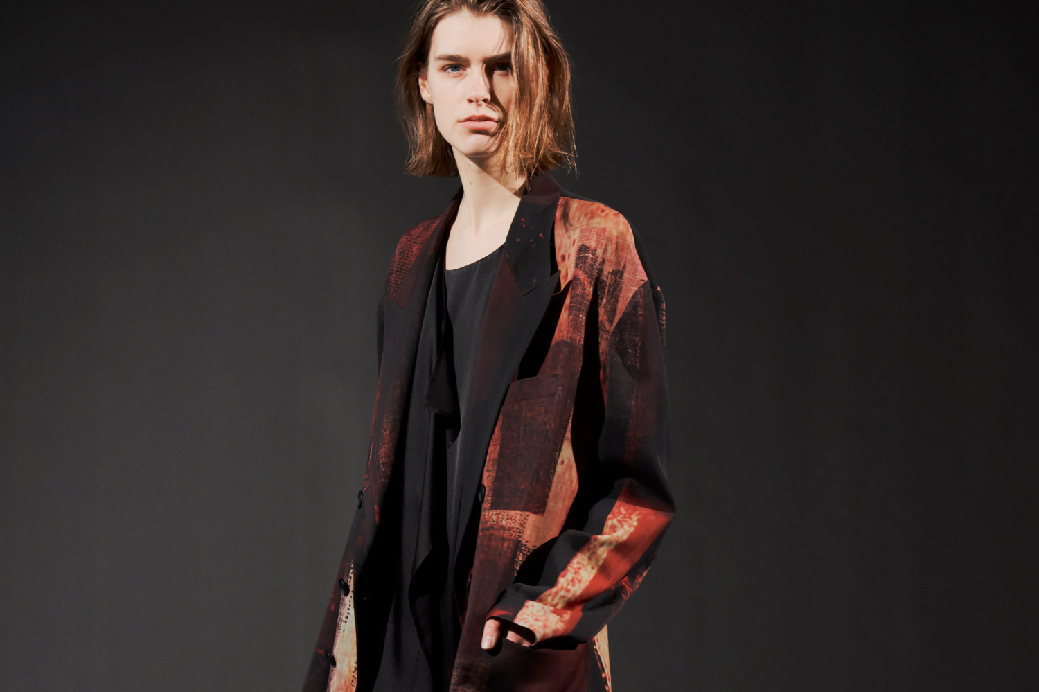 Y's 23年秋冬新作ウェア、パッチワーク風ロングコートや“リメイク風