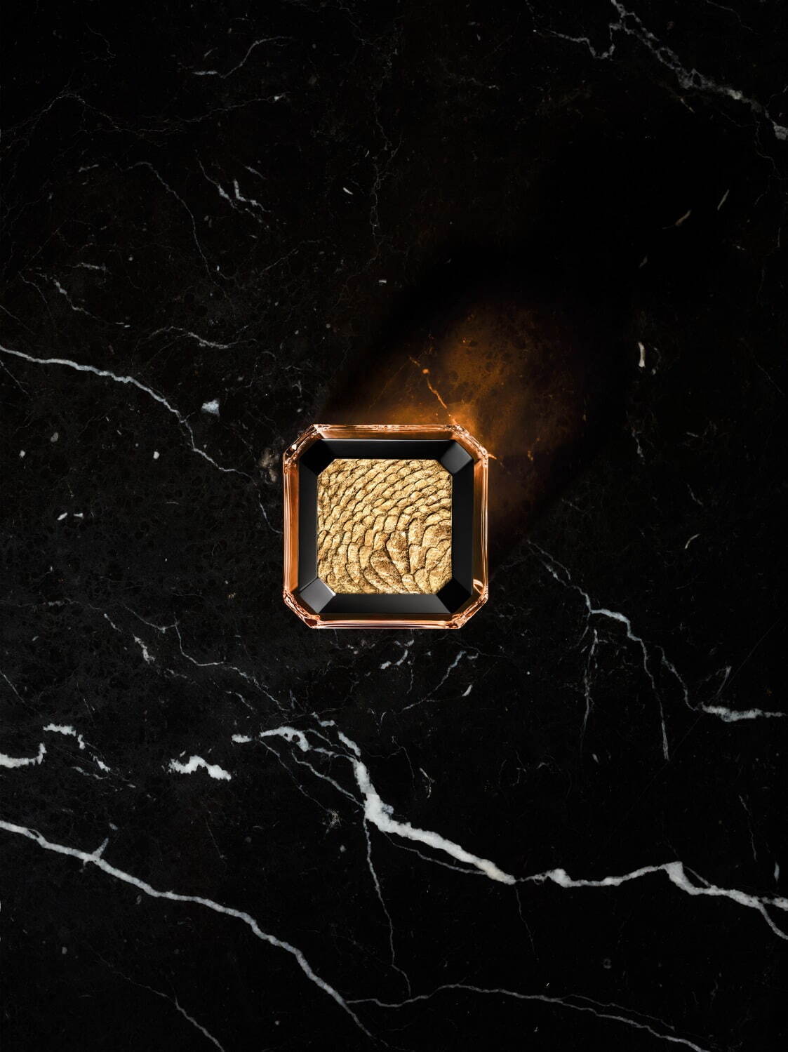 ゲラン23年秋コスメ“至高のフレグランス”に新作「タバコ ハニー」蜂蜜