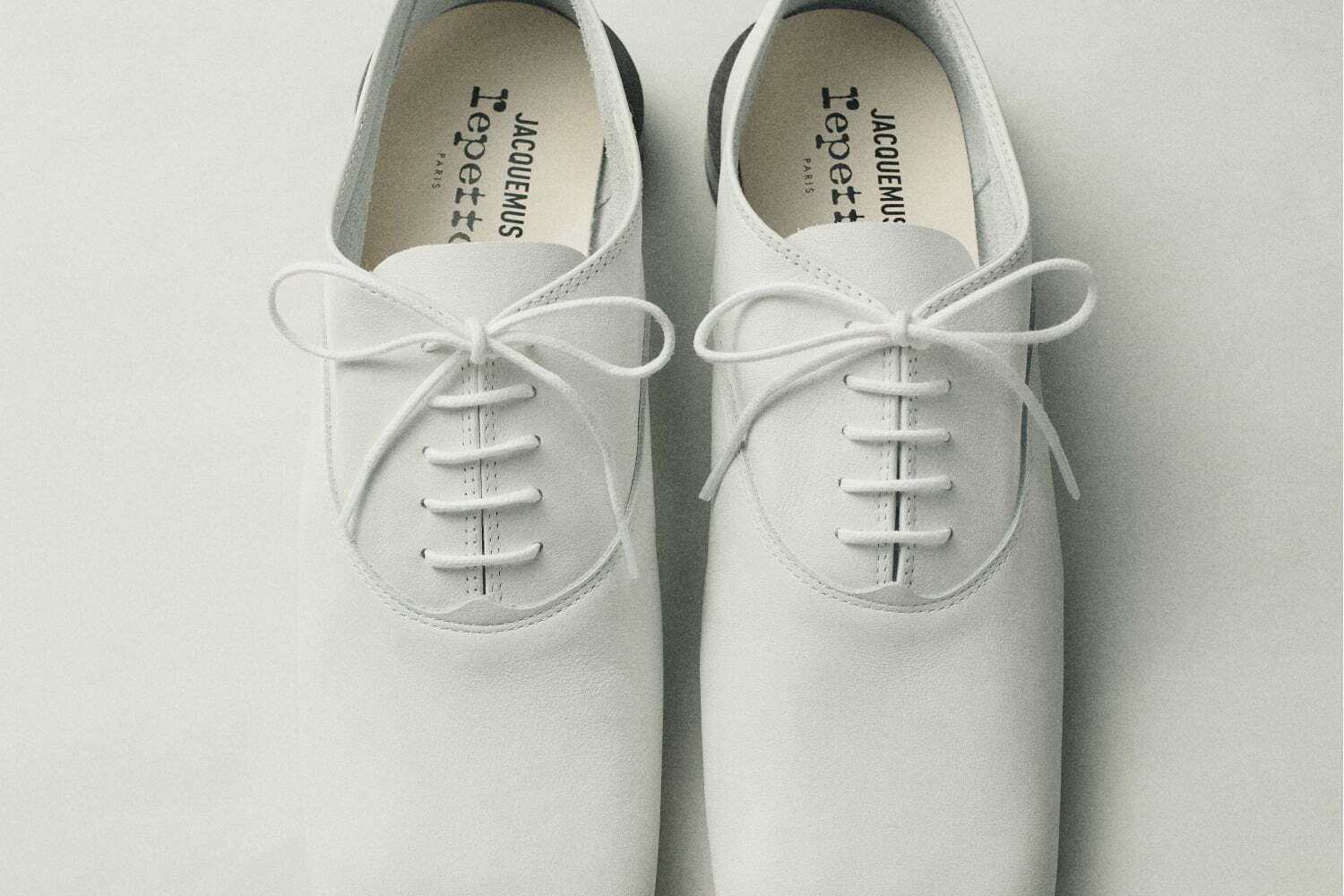 レペット×ジャックムス、レザーシューズ「ジジ」がスクエアトゥ＆円形