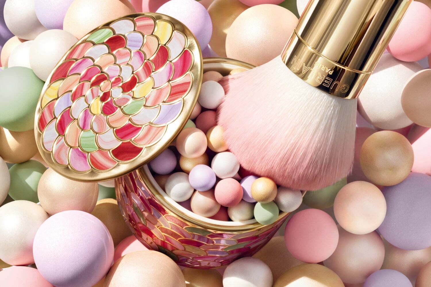 ゲラン24年夏コスメ、“パールの輝きを宿す”人気フェイスパウダー