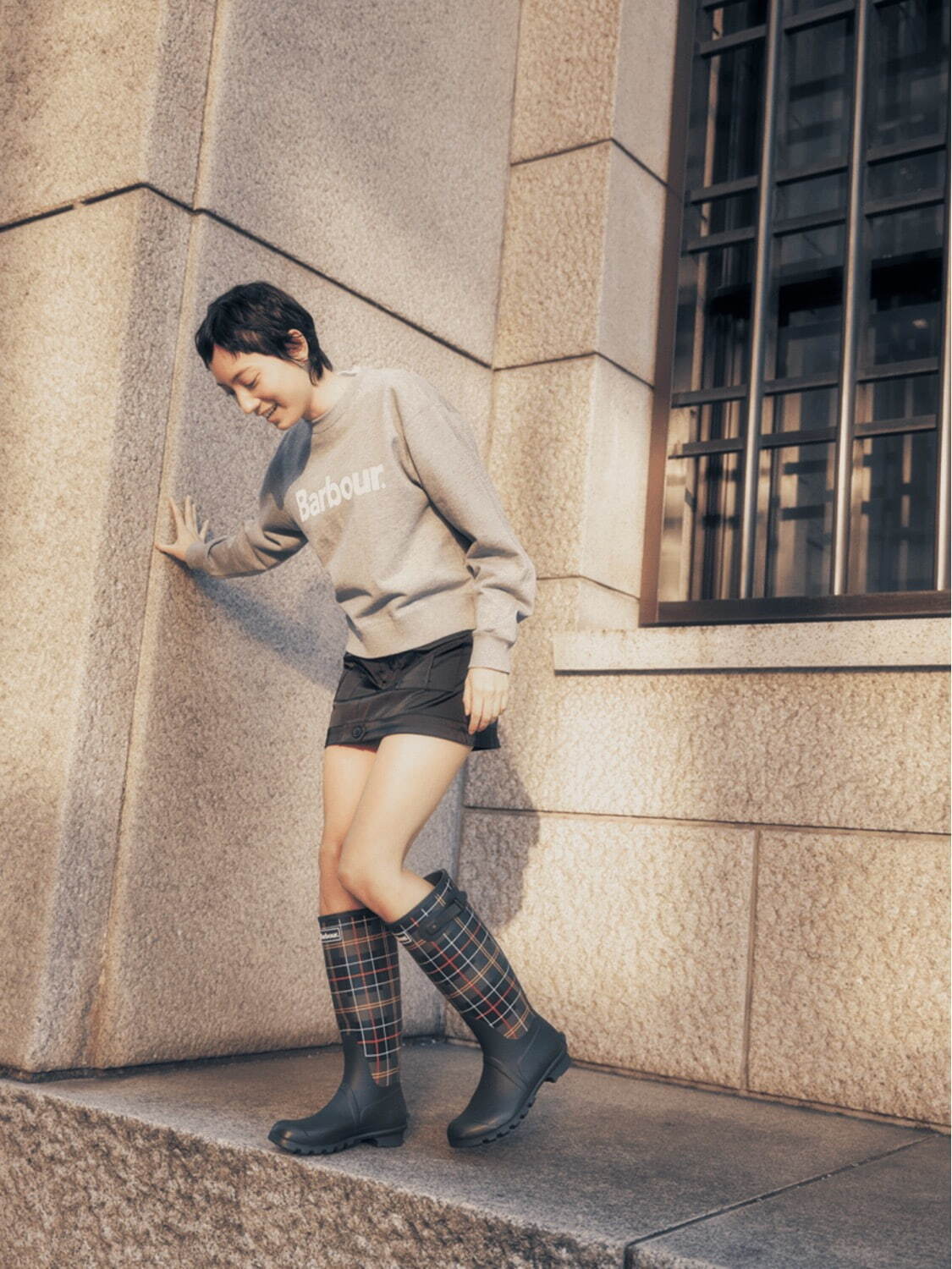 バブアーの24年春夏新作、“タータンチェック”のバンドカラーシャツ