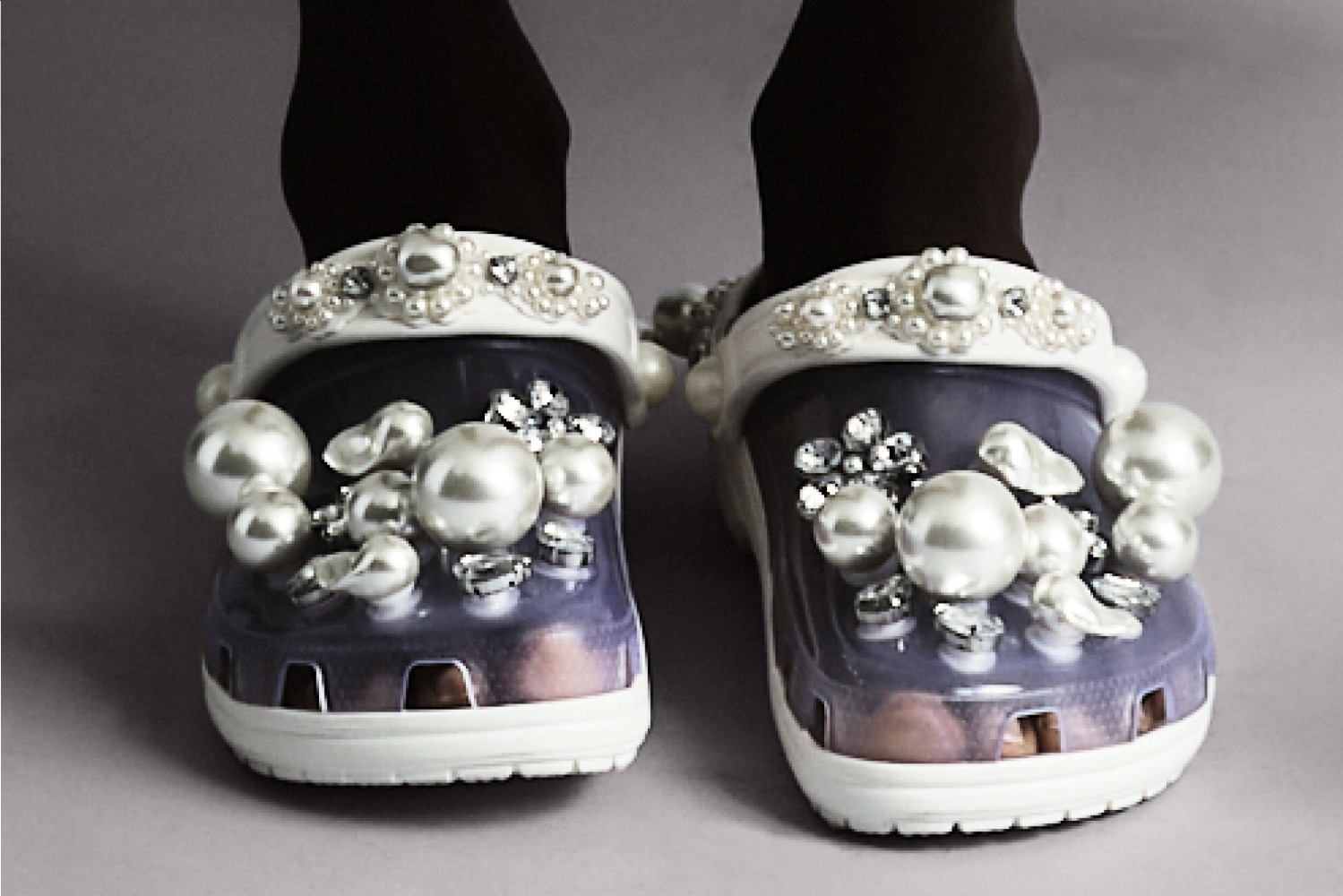 シモーネ ロシャ×クロックス“大粒パール＆ビジュー付き”コラボサンダル