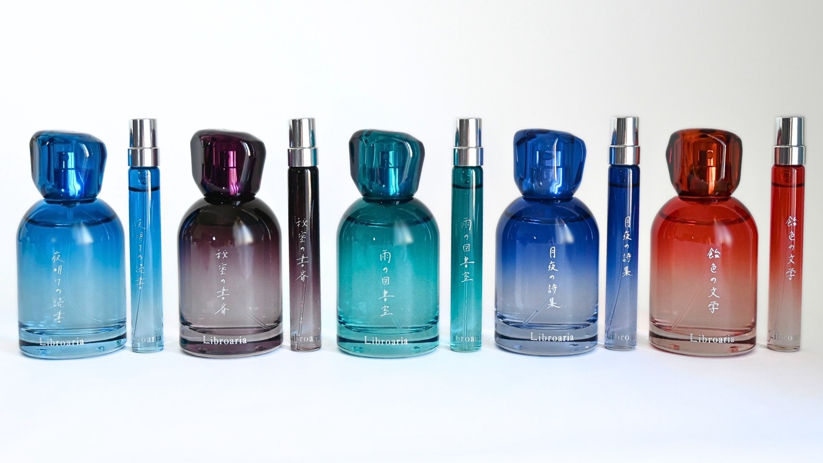 出版社生まれの香水「飴色の文学」庭園で紅茶を楽しむ“ティータイム”の