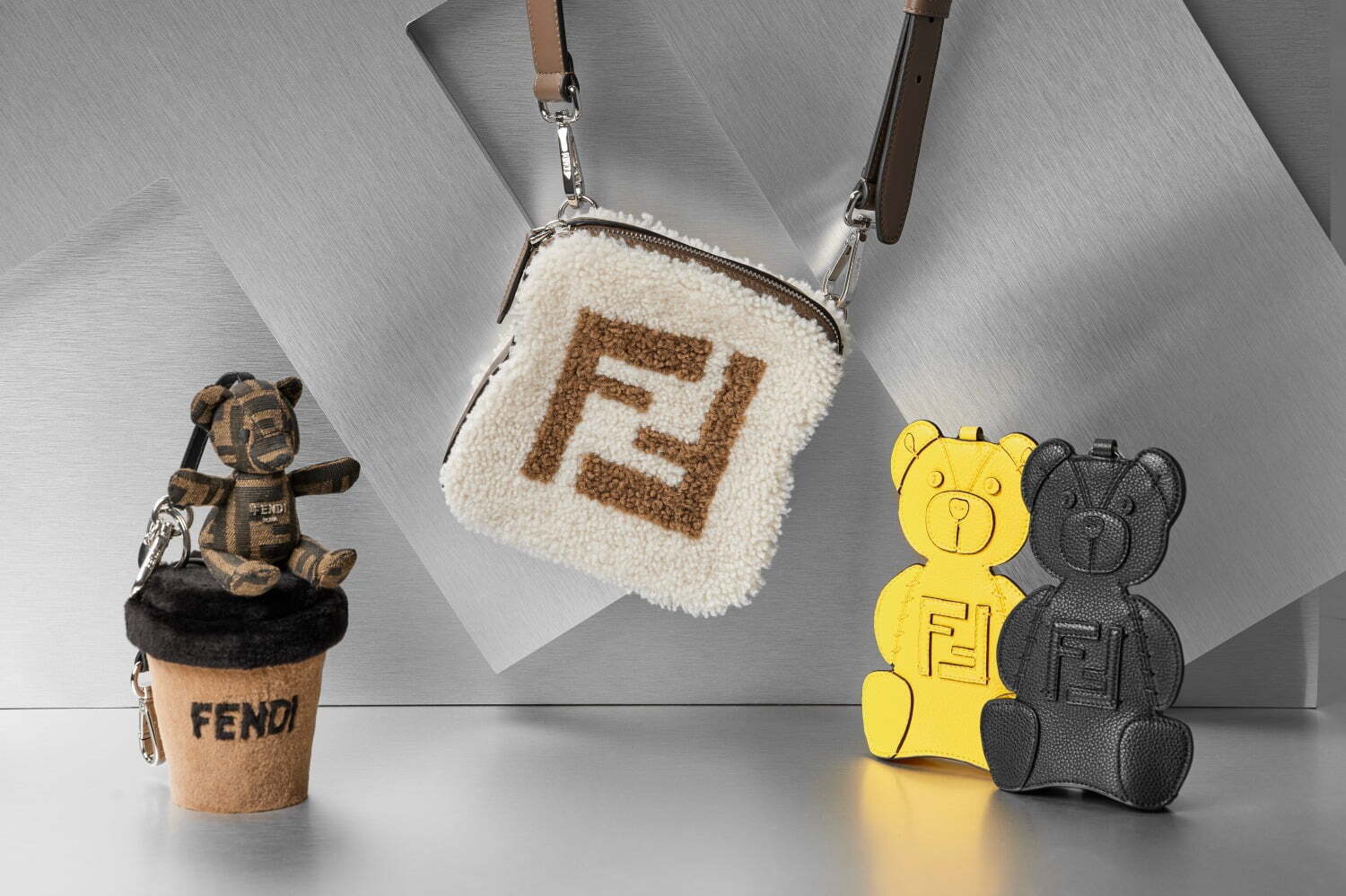 フェンディ24年秋冬メンズ、“トースト型”ミニバッグやシボ入りレザーの