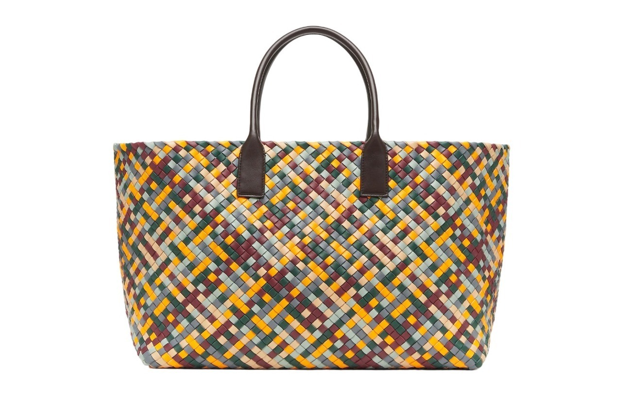 ボッテガ・ヴェネタのレザーバスケットバッグ「カバ」6色の革紐で編む