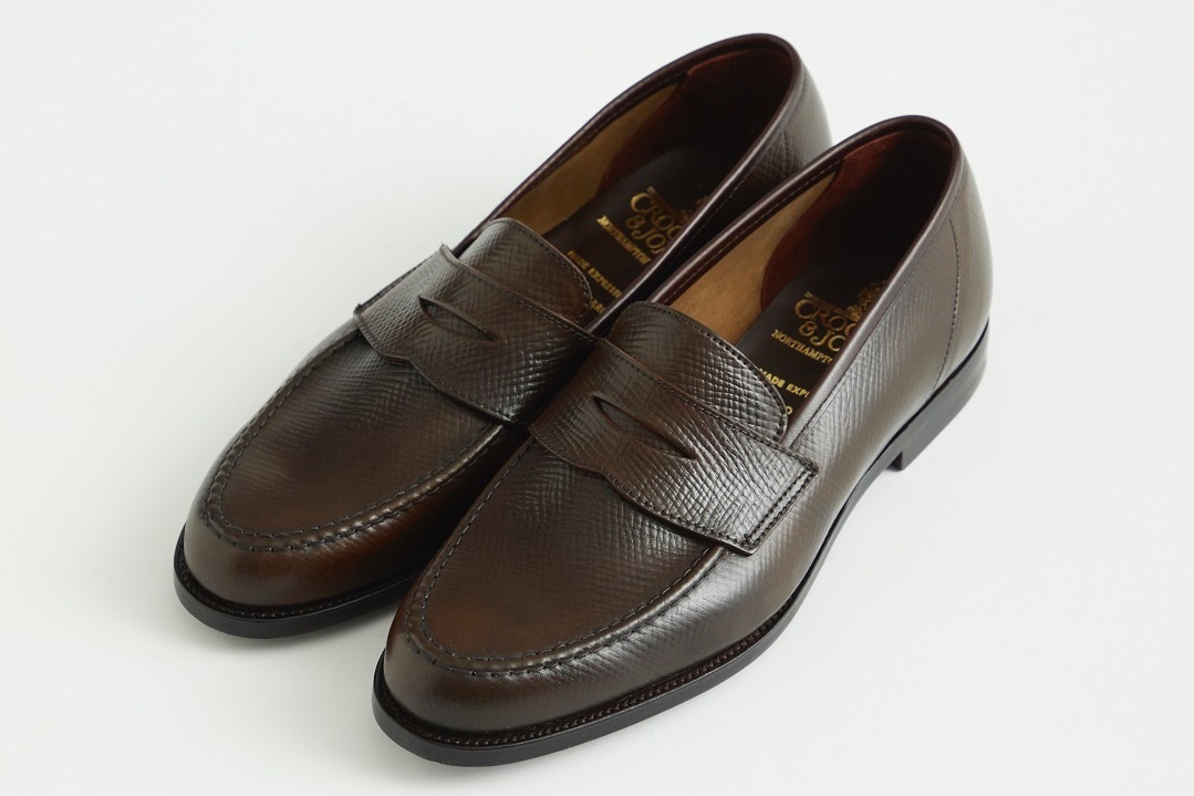 クロケット＆ジョーンズ“型押しコードバン”のメンズローファー