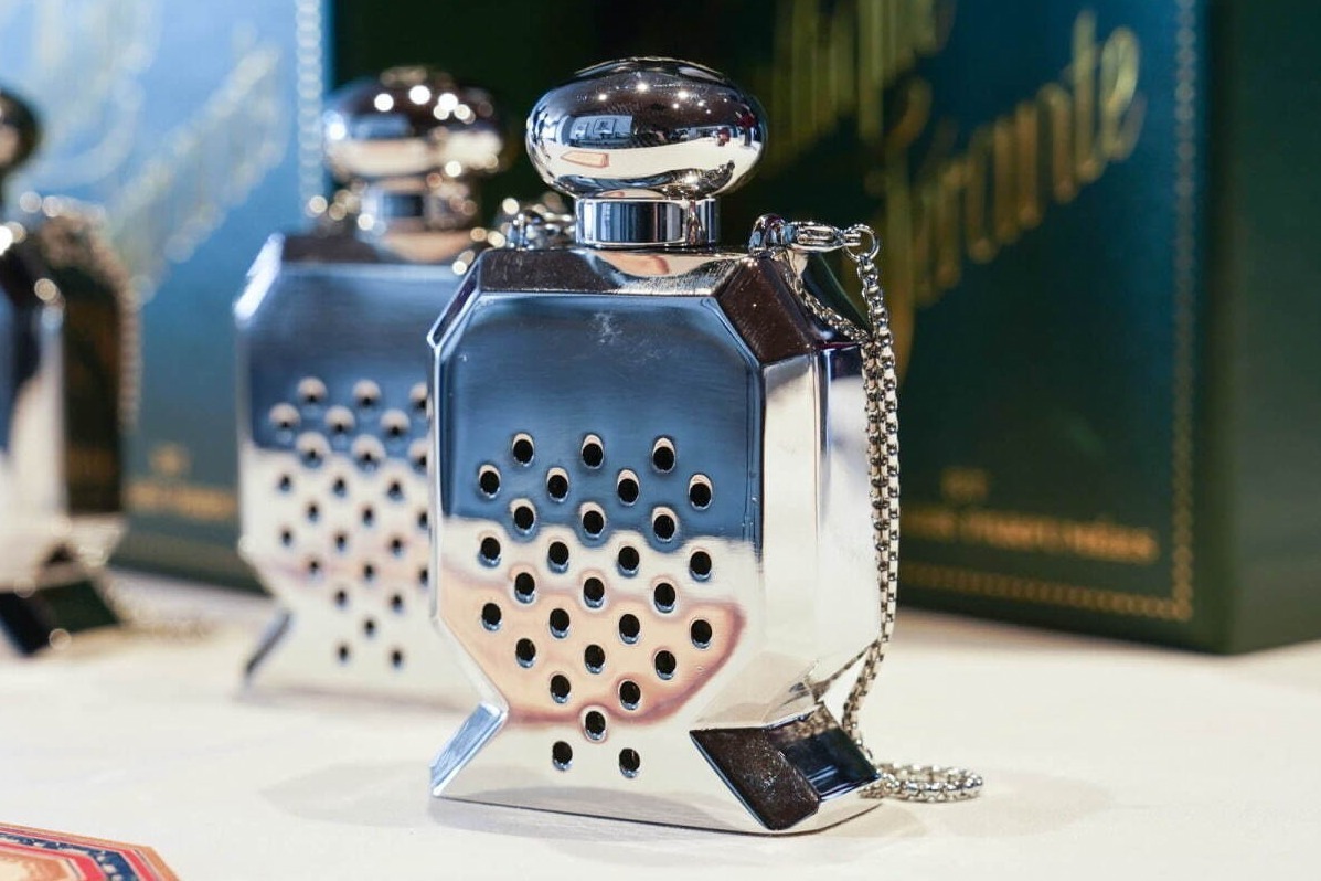 オフィシーヌ・ユニヴェルセル・ビュリー“吊るして楽しむ”「香水瓶型