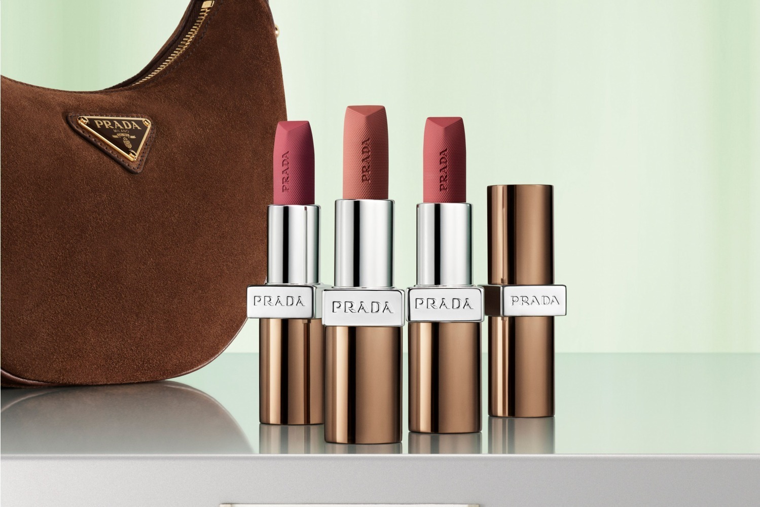 プラダ ビューティ2025年春リップ、「プラダ モノクローム」に限定
