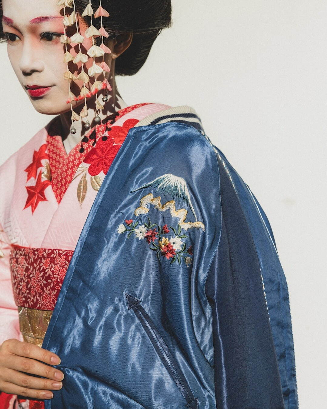 テーラー東洋“舞妓”刺繍のスカジャン、桜咲き誇る春＆雪降る冬デザイン