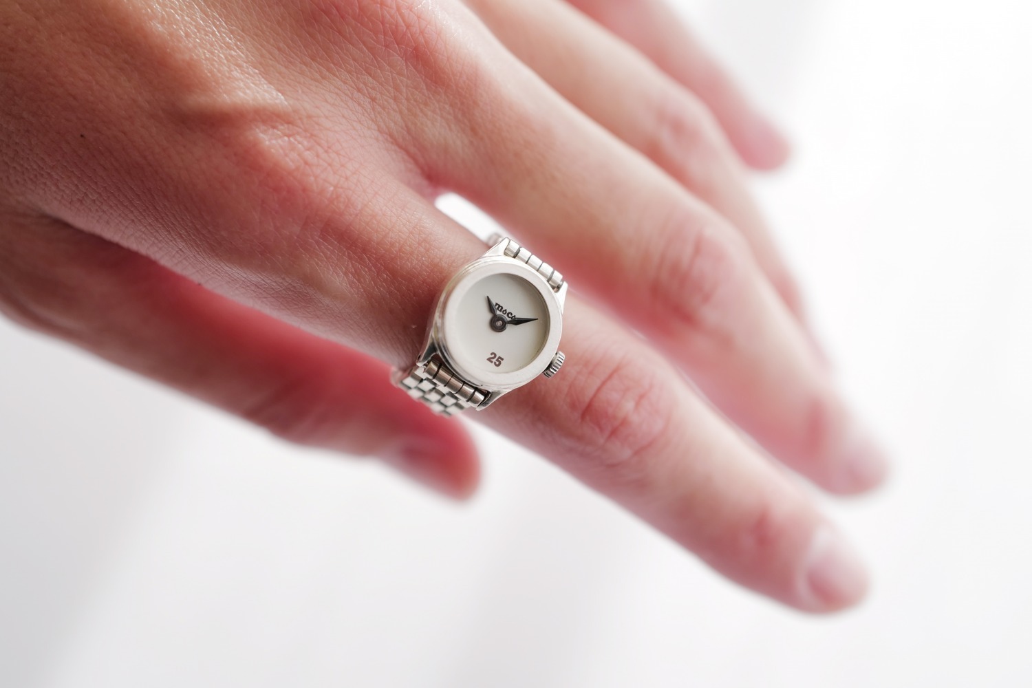指輪感覚で身につけるモコのミニチュア指時計、インデックスが“25”だけ