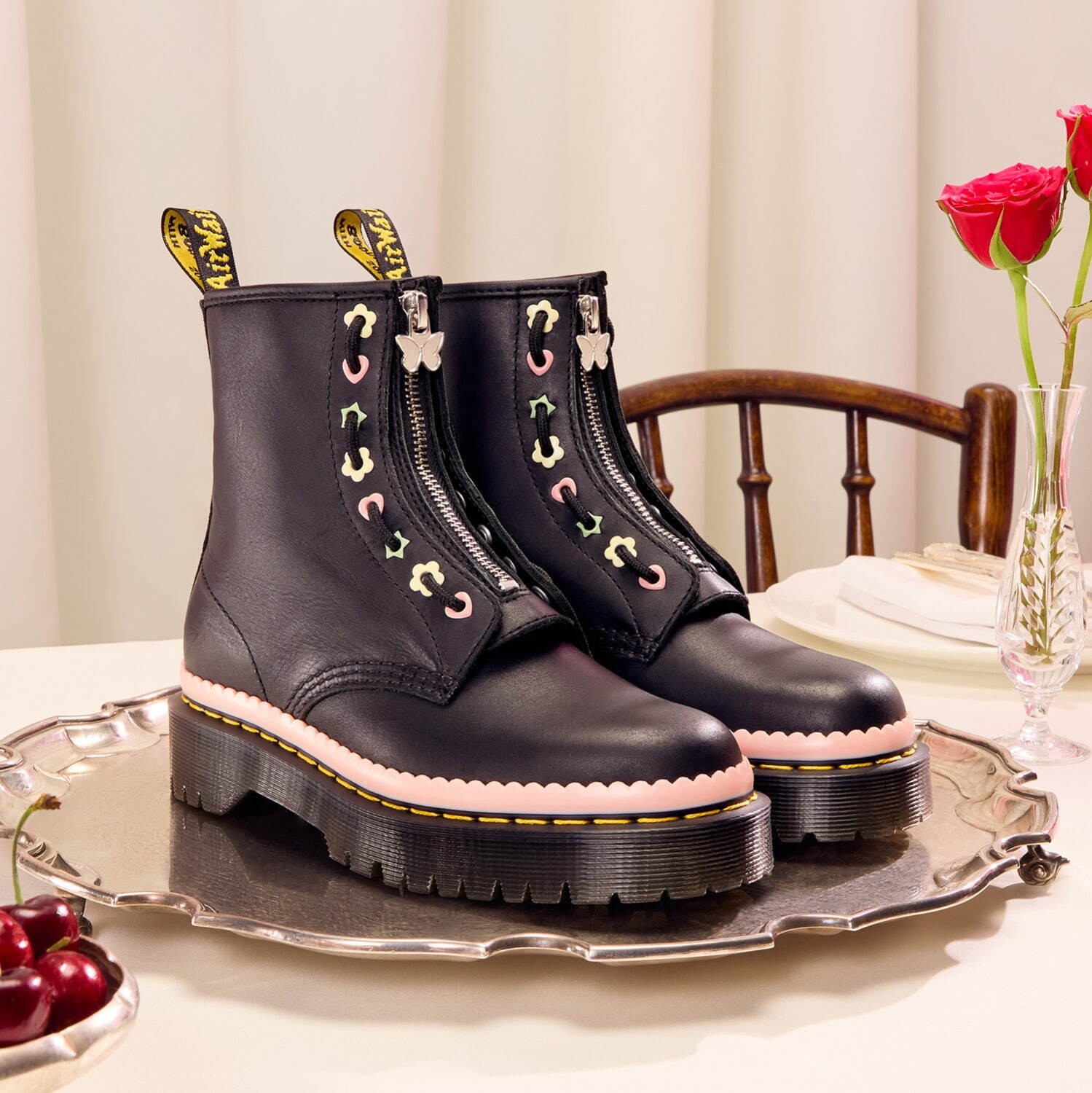 ドクターマーチン25年バレンタイン、“煌めく星×ピンクリボン”の