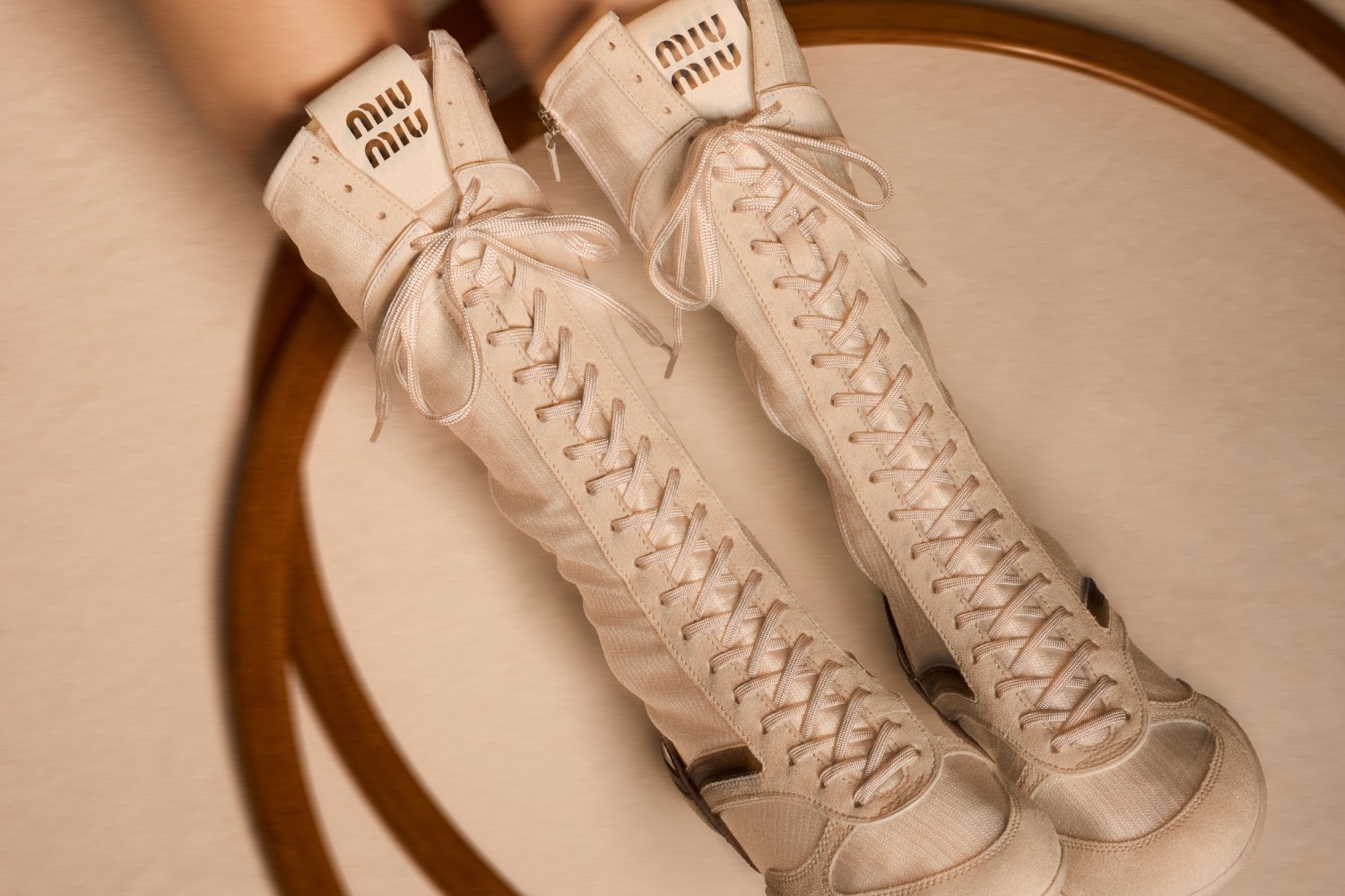 ミュウミュウ、パイピングバッグ「ボー」や“まるでスニーカー”なロング