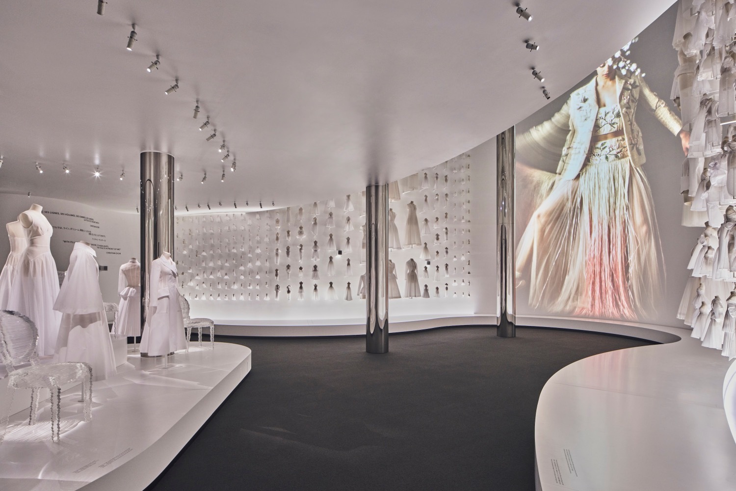 ディオール「大阪・関西万博」フランスパビリオン出展、“白いトワル”約