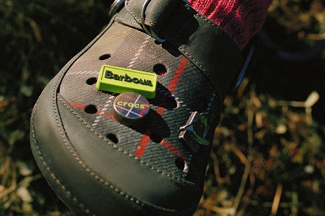 バブアー×クロックス、“タータンチェック柄”クロッグサンダルや