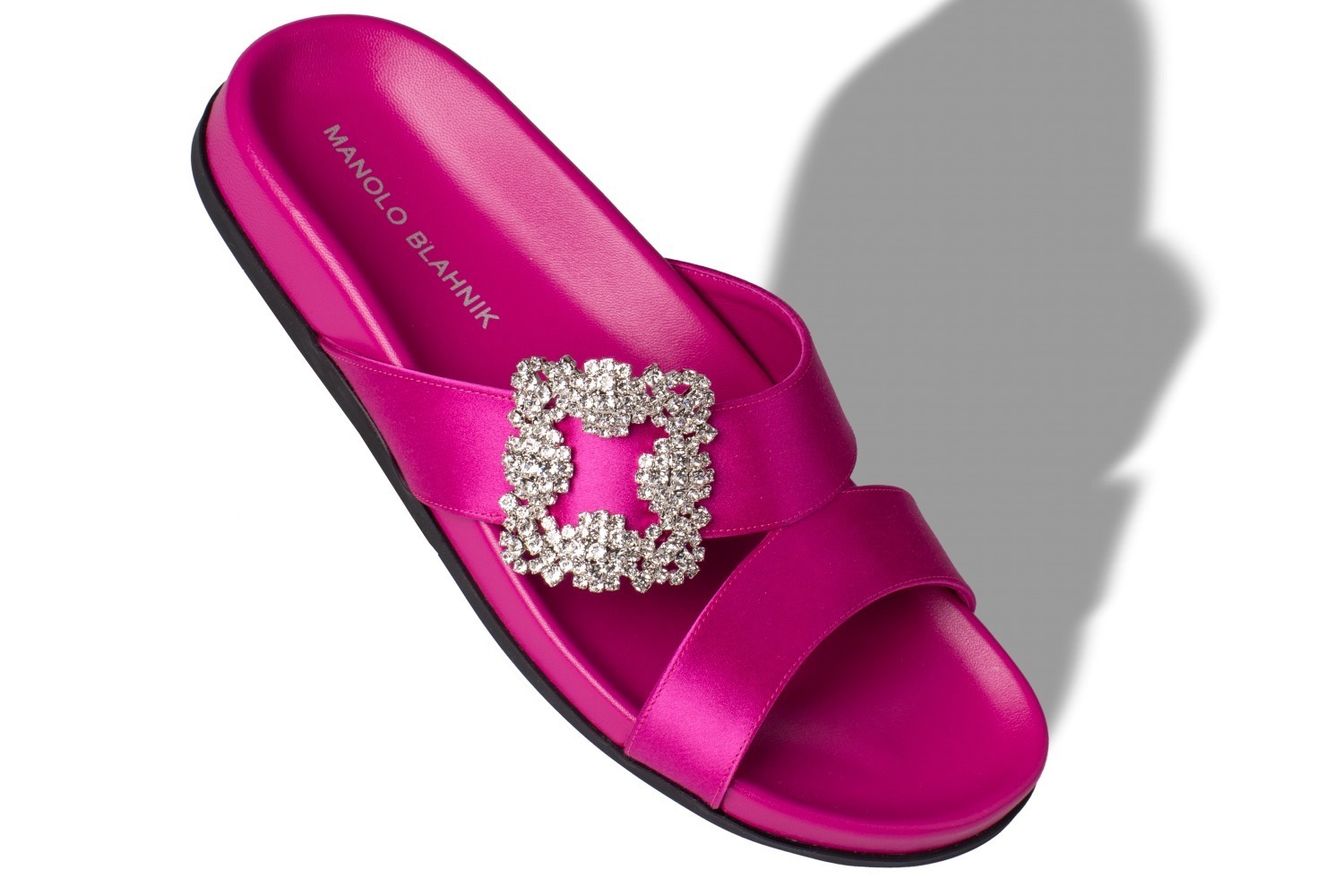 マノロ ブラニク“ビジュー煌めく”ウィメンズサンダル、贅沢サテン